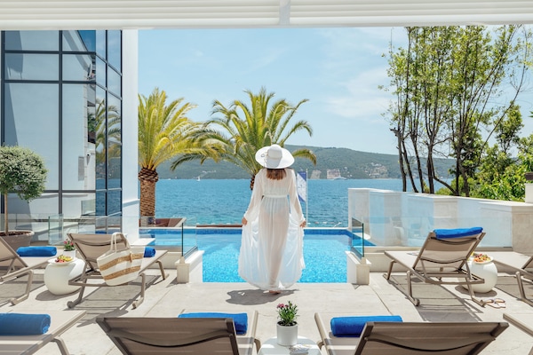 Seasonal outdoor pool, sun loungers