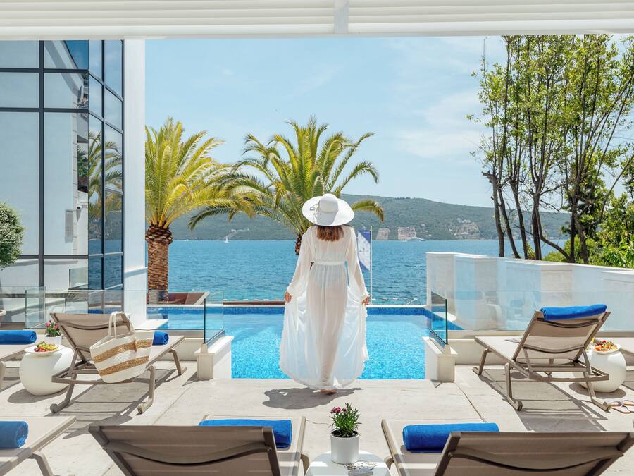 Kolam renang outdoor musiman, dengan kursi berjemur