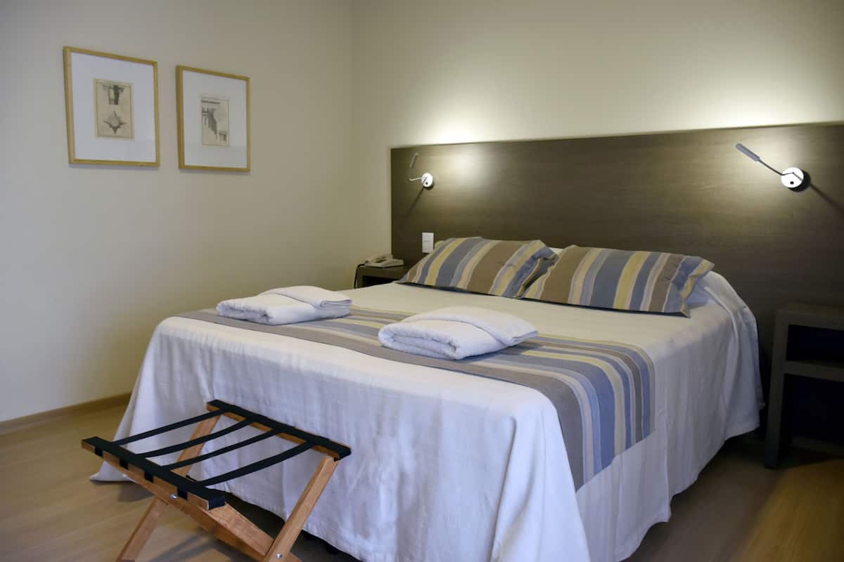 Hypo-allergenic bedding, in-room safe, blackout drapes, free WiFi