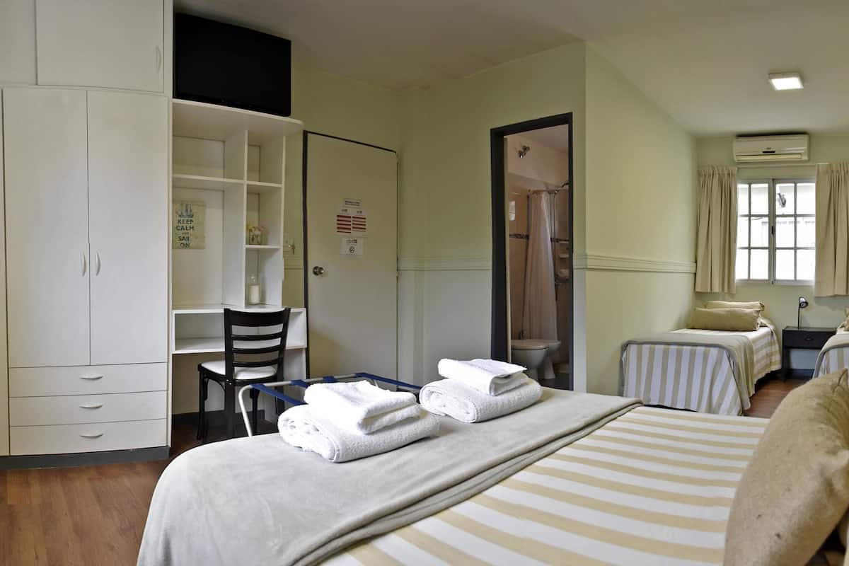1 Schlafzimmer, Allergikerbettwaren, Zimmersafe, Verdunkelungsvorhänge