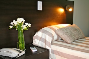 Hypo-allergenic bedding, in-room safe, blackout drapes, free WiFi