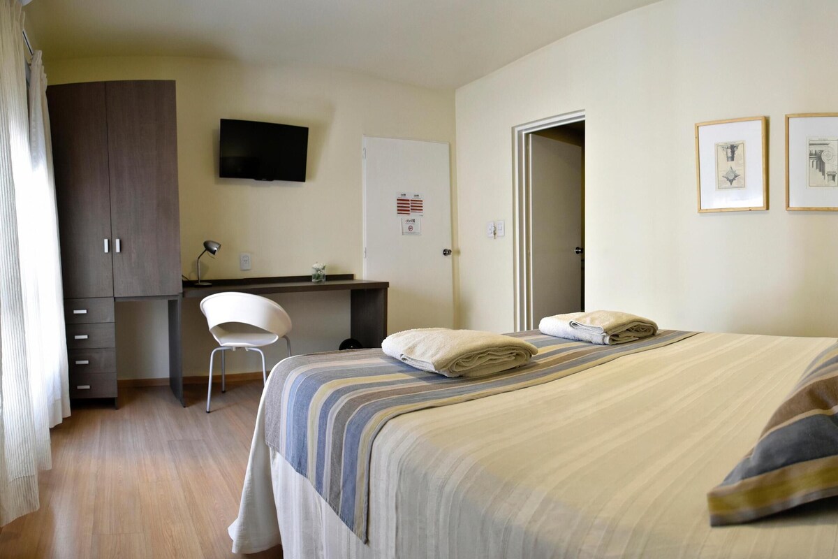 Ropa de cama hipoalergénica, caja fuerte, cortinas opacas y wifi gratis