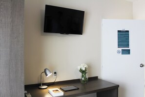 Superior tweepersoonskamer | Woonruimte | Een 32-inch ledtelevisie met kabelzenders en een televisie