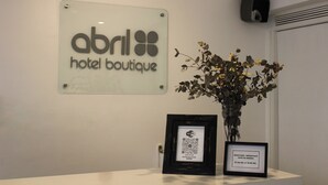 Un cartel de hotel con un código QR y un menú enmarcado.