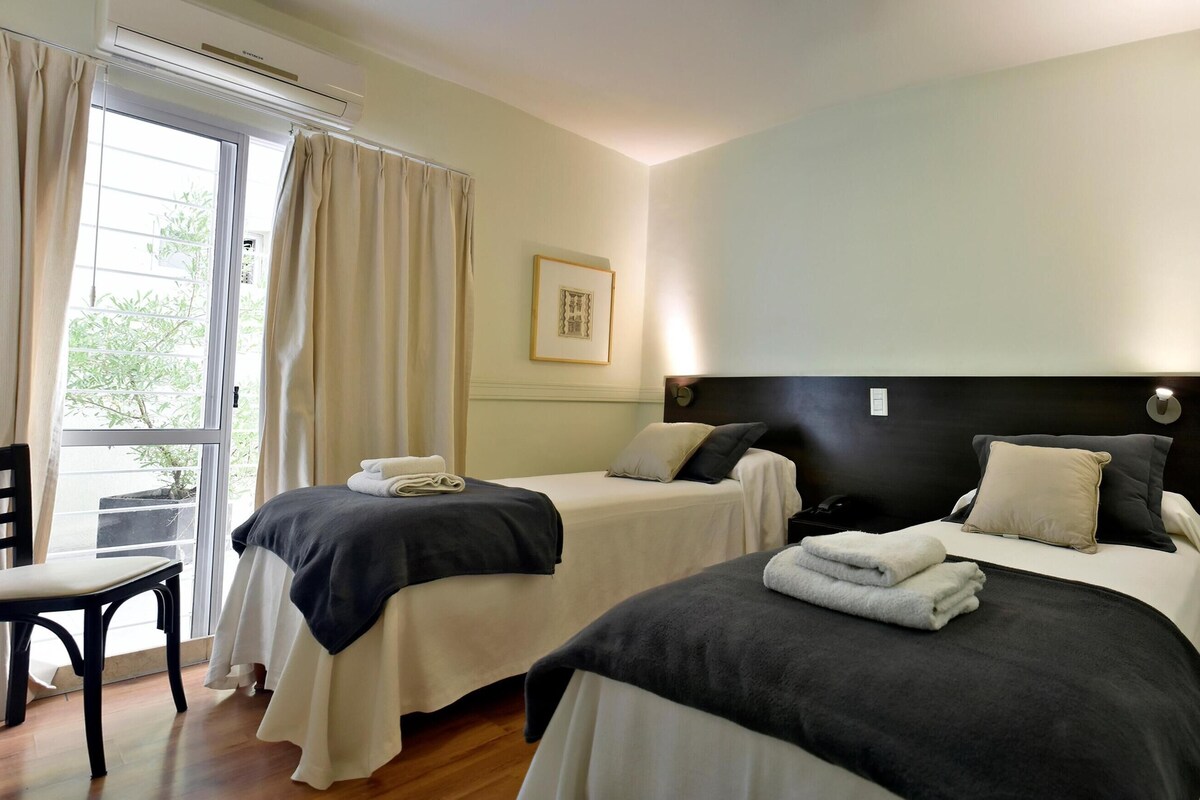 Ropa de cama hipoalergénica, caja fuerte, cortinas opacas y wifi gratis