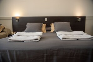 Habitación clásica doble | Ropa de cama hipoalergénica, caja fuerte, cortinas opacas y wifi gratis