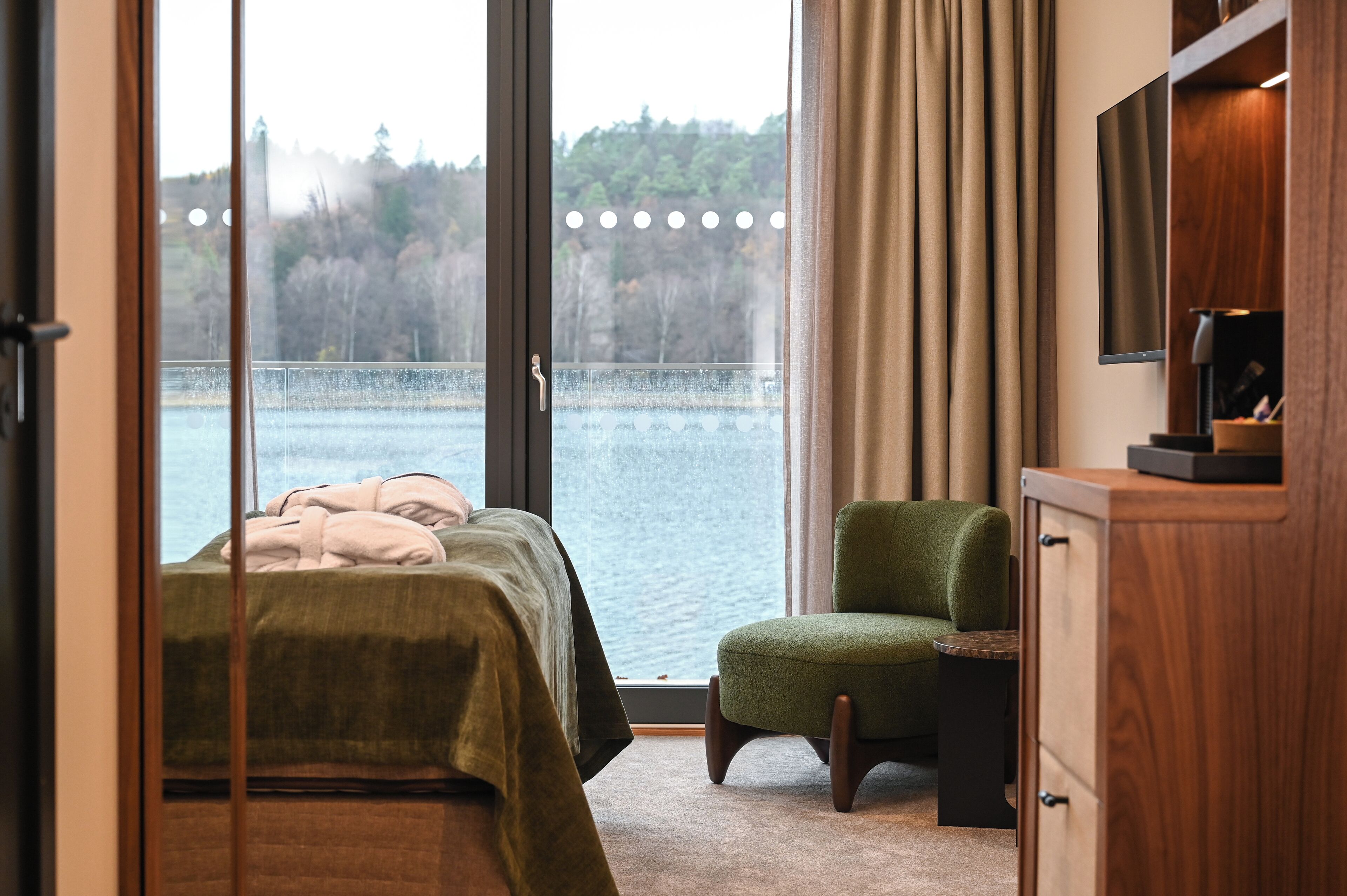 Standard Double Room, Balcony, Lake View | Desk, blackout drapes, soundproofing, iron/ironing board