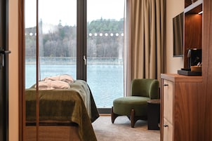 Quarto casal standard, sacada, vista para o lago | Escrivaninha, cortinas blackout, quartos à prova de som
