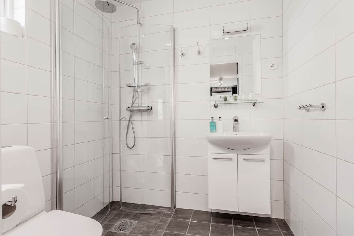 separate bathtub and shower, hair dryer, bathrobes, towels
