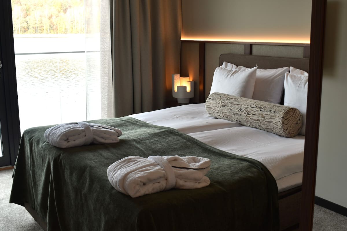 2 bedrooms, desk, blackout curtains, soundproofing