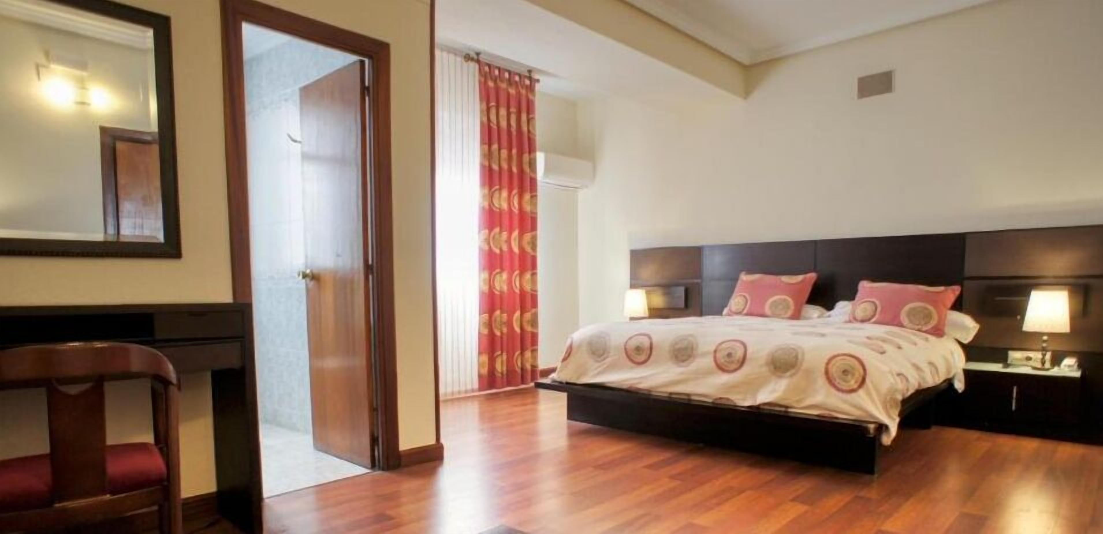 desk, free wifi, bed sheets