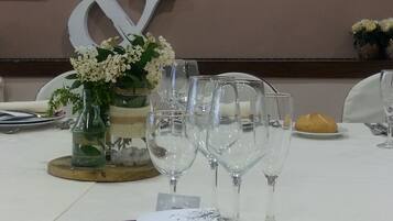 A table set for a meal with a sign reading "Montermosso A comer...iii" in the background.
