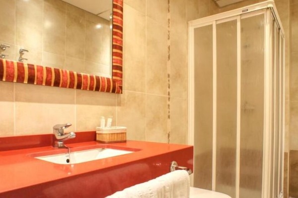 Deep soaking tub, hair dryer, bidet, towels