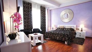 Un dormitorio moderno con una cama grande, un escritorio y una silla.