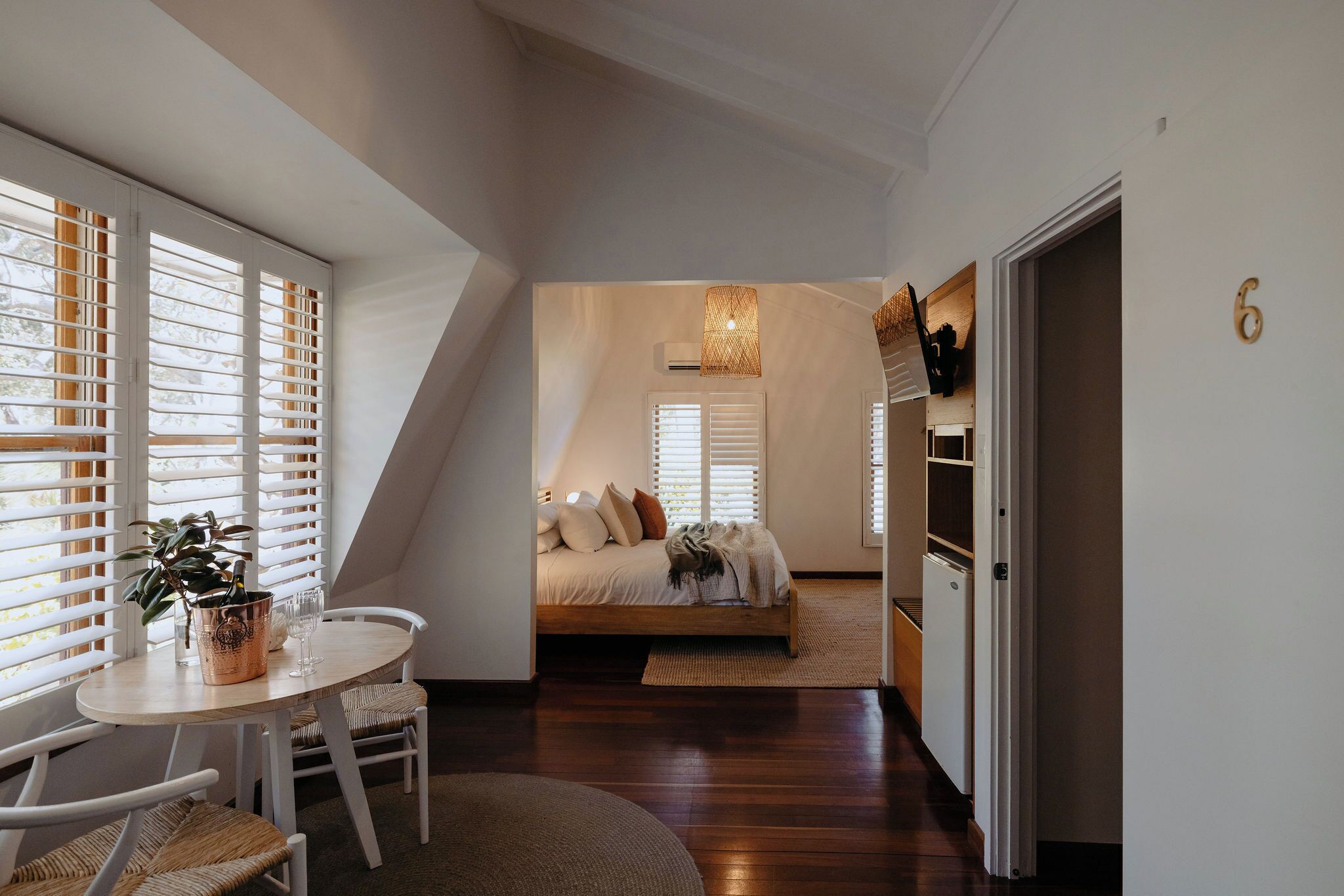 Ropa de cama de alta calidad, colchones con pillow-top y minibar 