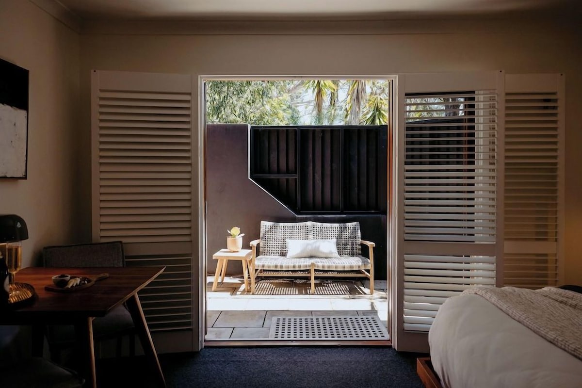 Premium bedding, pillow-top beds, minibar