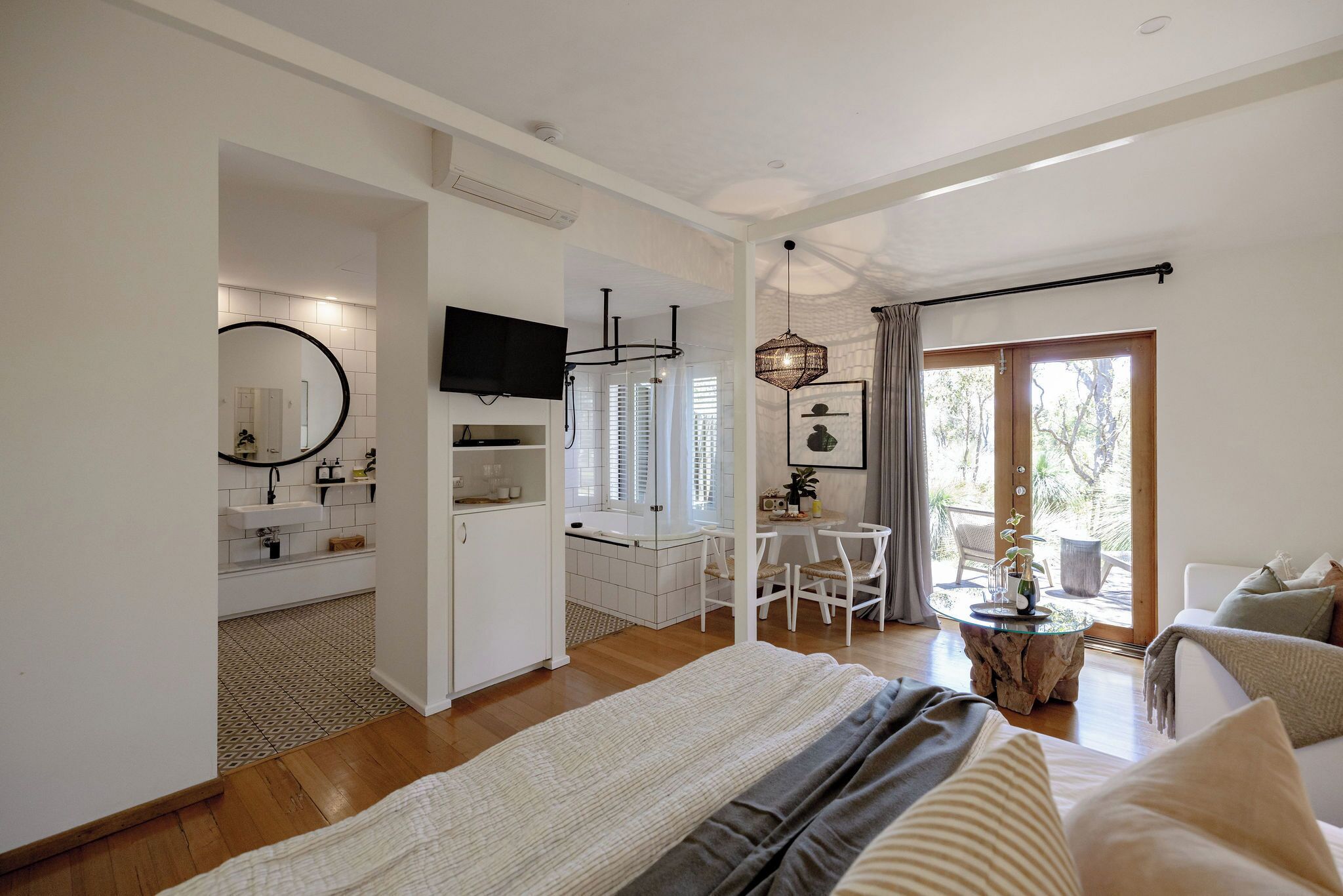 Deluxe Suite, 1 King Bed, Balcony | Bathroom