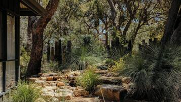 Luxury Cottage | Garden view