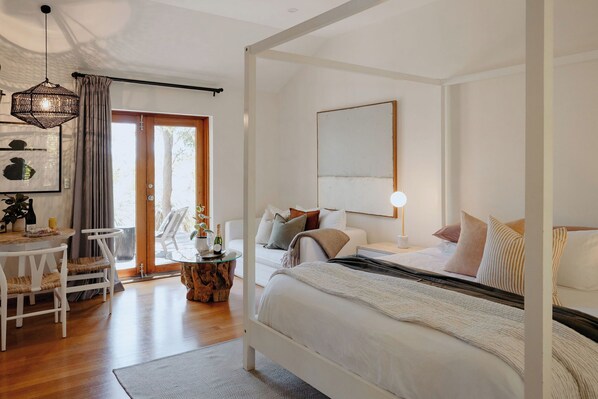 Deluxe Suite, 1 King Bed, Balcony