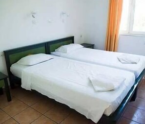 Cofres nos quartos, escrivaninha, berços grátis, Wi-Fi de cortesia