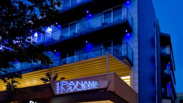 Voorkant accommodatie - avond/nacht