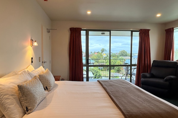 Studio Executive | Khu vực làm việc phù hợp cho laptop, bàn ủi/dụng cụ ủi quần áo