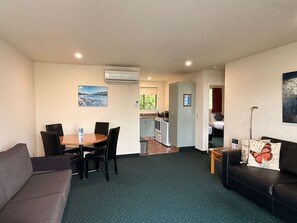 Televisión LCD de 32 pulgadas con canales por satélite, una televisión