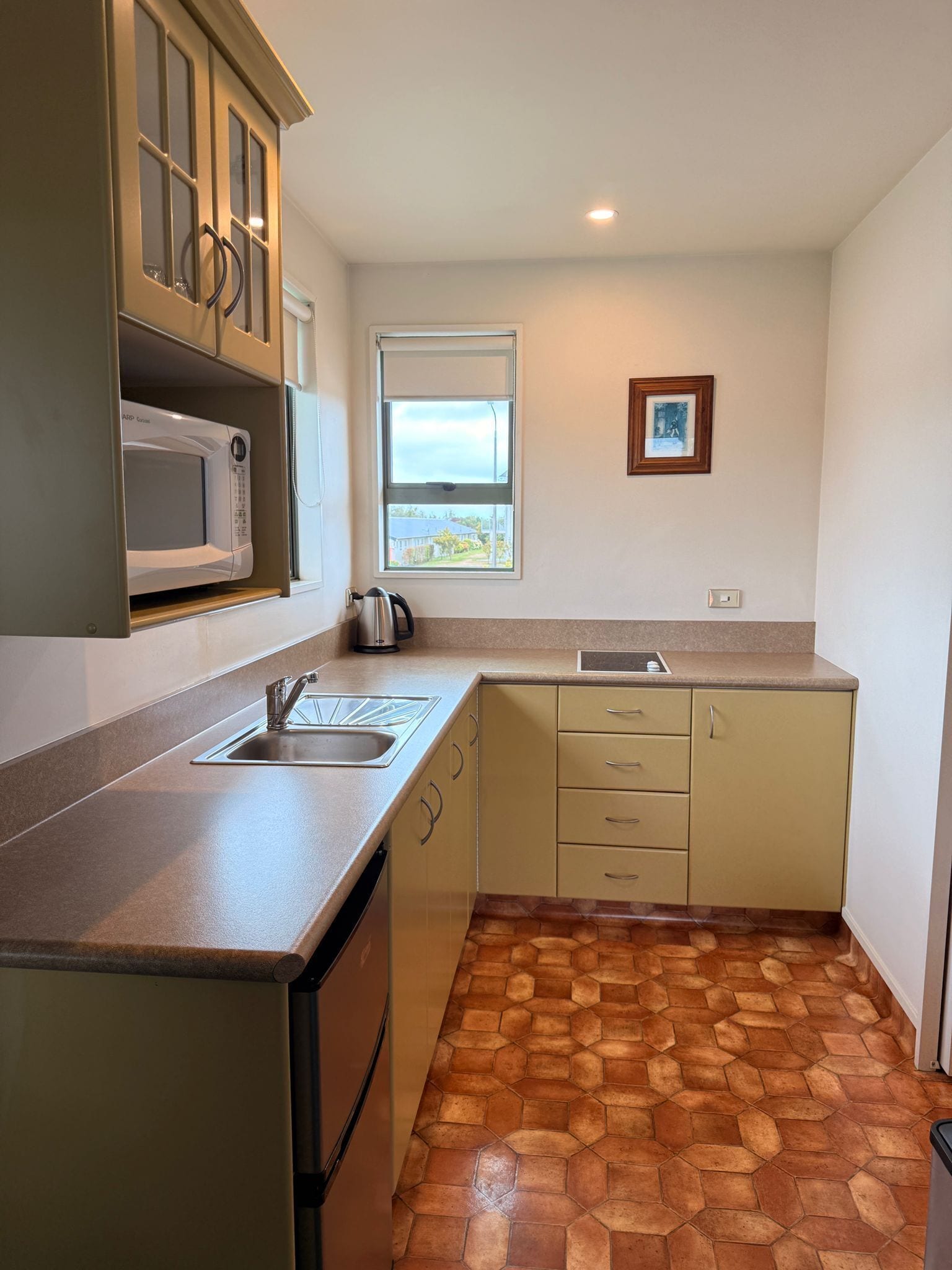 Monolocale Executive | Cucina privata | Frigorifero, microonde, piano cottura, bollitore elettrico