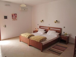 Pillowtop beds, in-room safe, desk, soundproofing - Tilos Fantasy Apartments (Tilos)