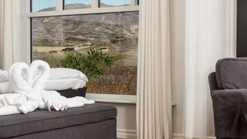 Suite, Hot Tub | Mountain view