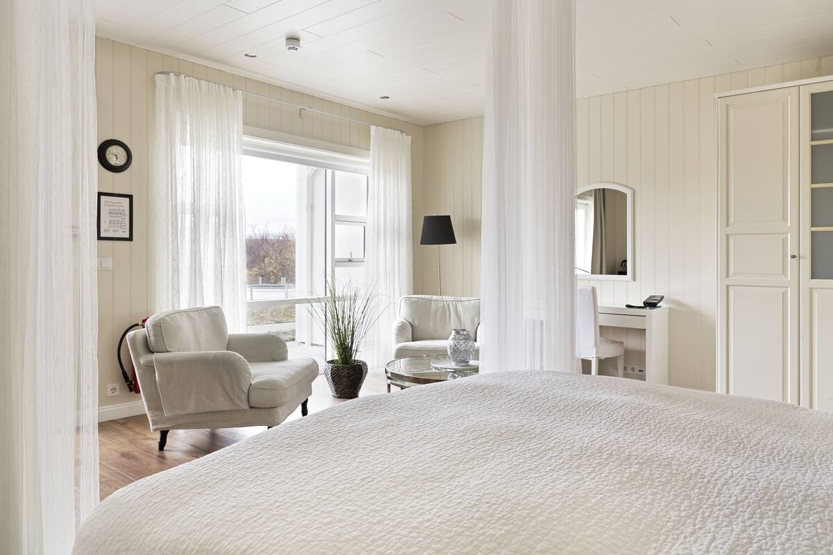 junior suite with hot tub access | hypo-allergenic bedding, down duvets, in-room safe