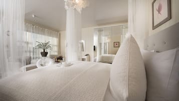 Junior Suite with Hot Tub Access | Hypo-allergenic bedding, down comforters, in-room safe