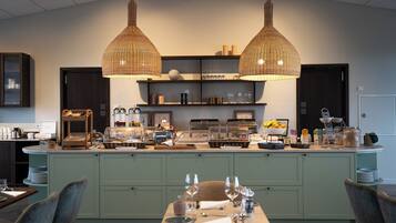 Café da manhã com buffet grátis todos os dias