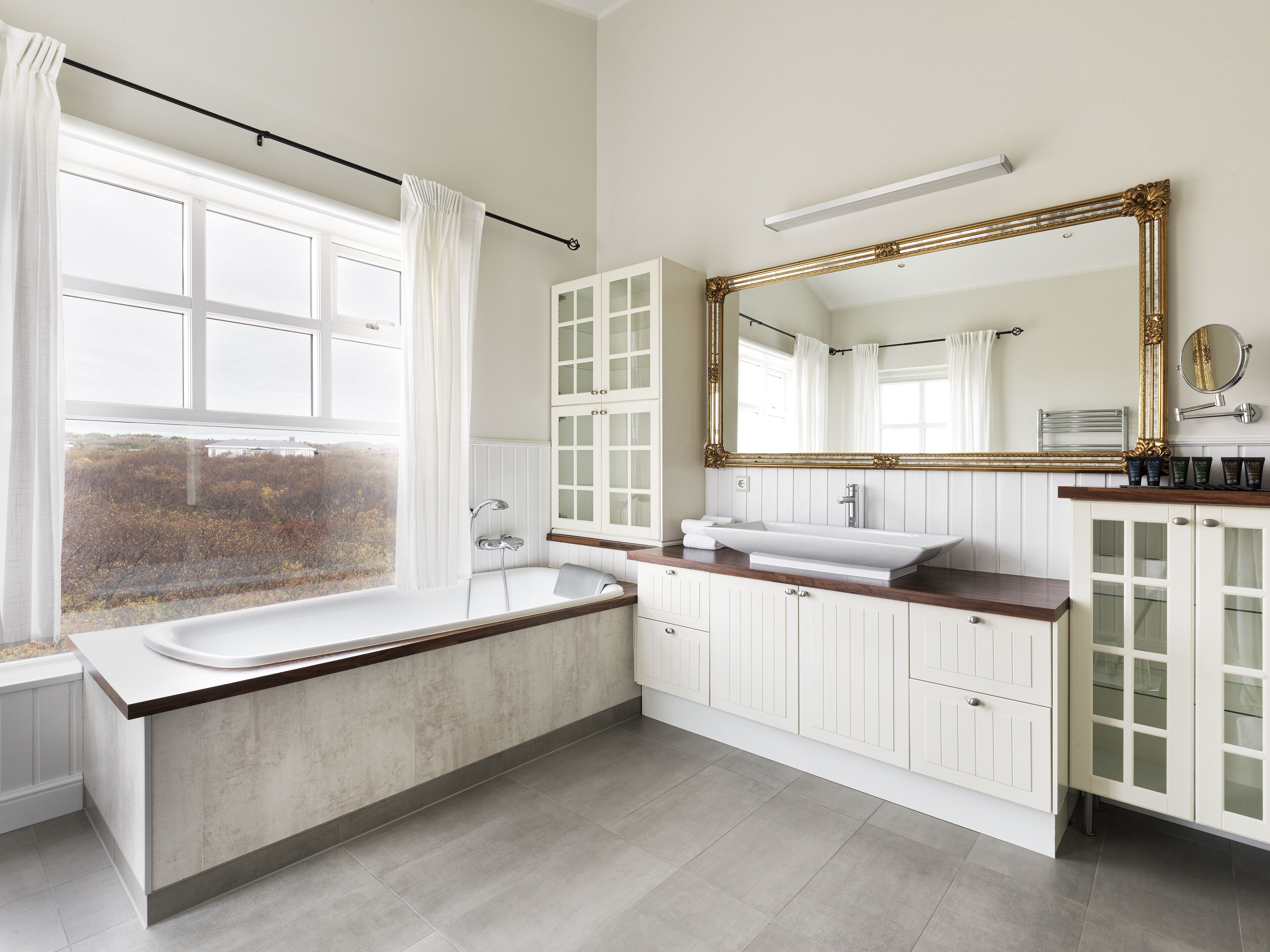 apartment, 4 bedrooms with 1,5 bathrooms, hot tub | bathroom | free toiletries, hair dryer, bathrobes, slippers