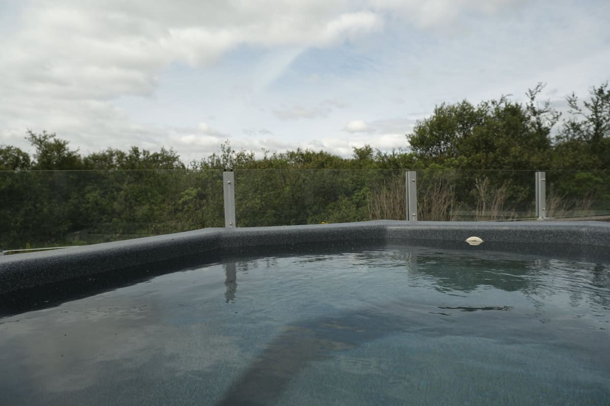 Junior Suite with Hot Tub Access | Jetted bathtub