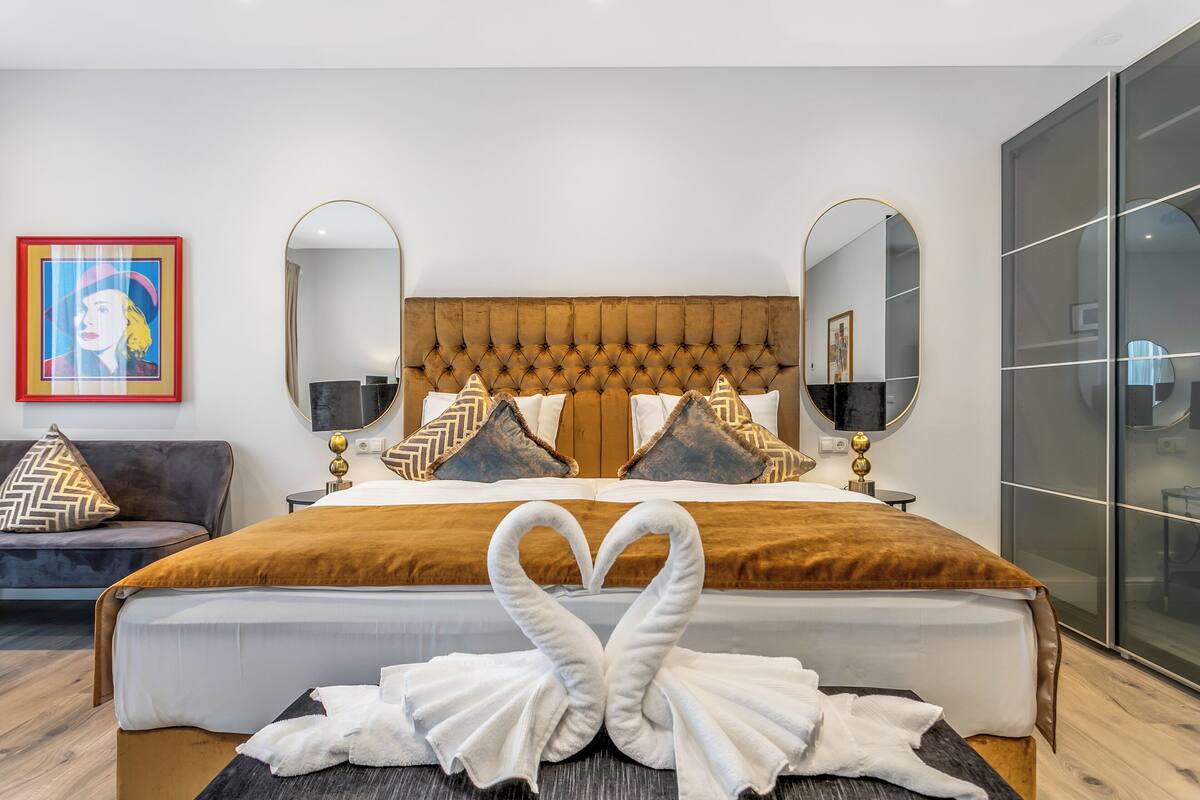 Gallery Suite with Private Hot Tub Access | Hypo-allergenic bedding, down duvets, in-room safe, desk