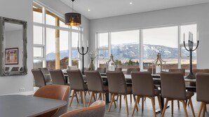 Un espace de restauration moderne avec une grande fenêtre donnant sur un paysage montagneux.
