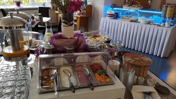 بوفيه فطور يوميًا بتكلفة قدرها (5.00 EUR للشخص)