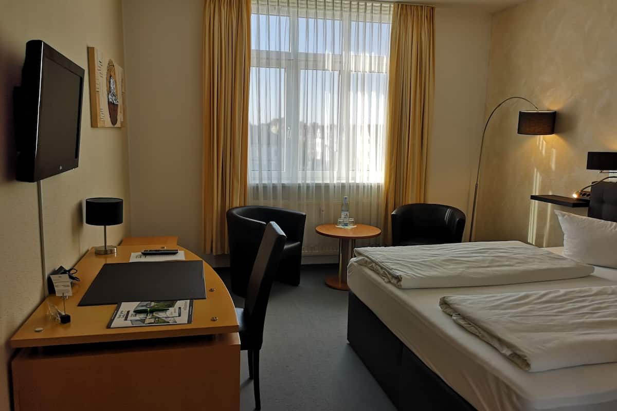 double room | in-room safe, desk, laptop workspace, free wifi