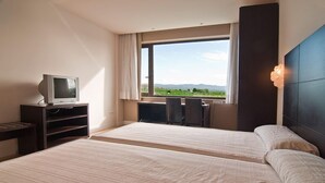 Double Room, 2 Katil Bujang (Single), Mountain View | Peralatan tempat tidur premium, gebar bulu kapas, peti besi dalam bilik 