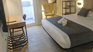 Phòng đôi (Queen Room) | Bộ đồ giường cao cấp, chăn bông, két bảo mật tại phòng, bàn 