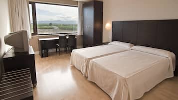 Habitación doble | Caja fuerte, escritorio, wifi gratis y ropa de cama