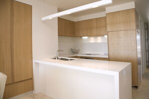Lemari es, microwave, oven, dan kompor
