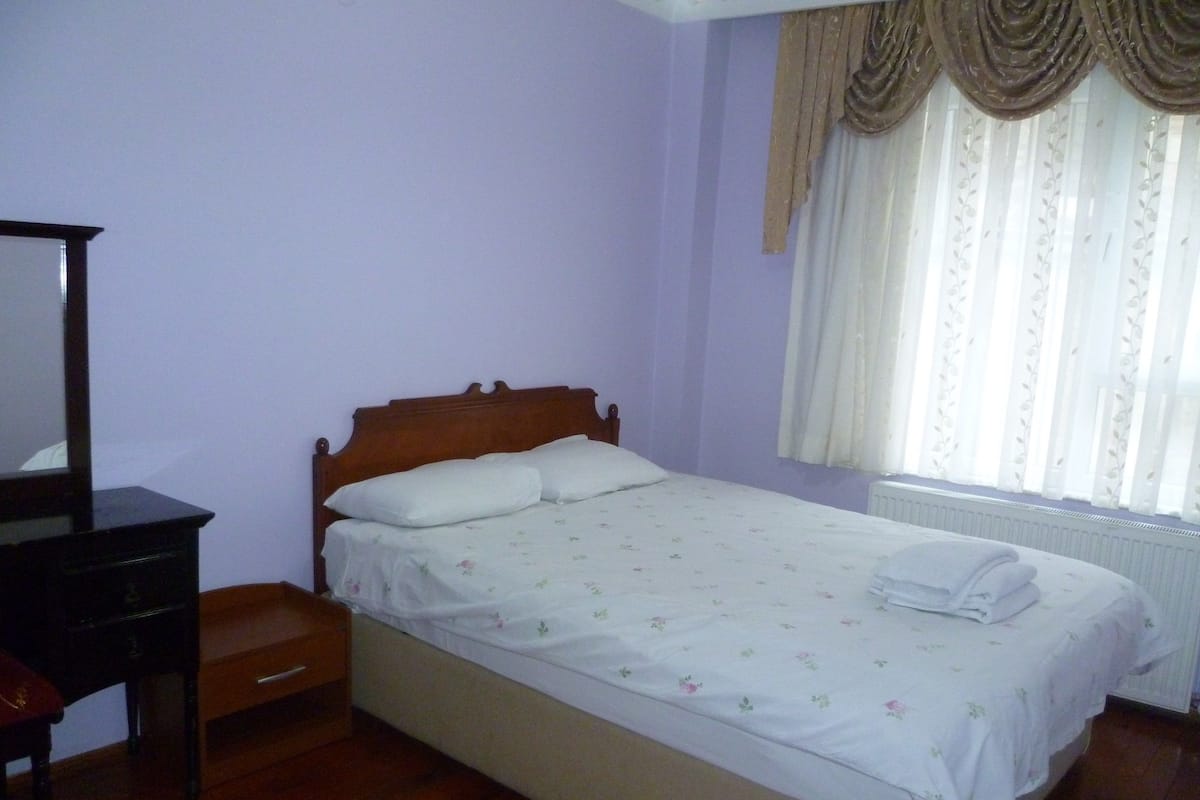 Egyptian cotton sheets, Select Comfort beds, in-room safe, desk