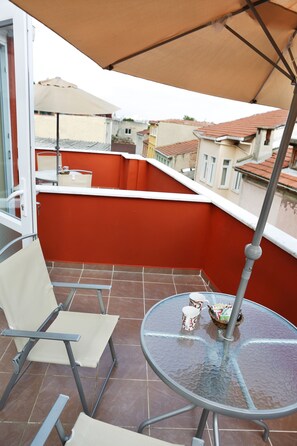 Deluxe Studio Apartment with Terrace  | Balcony