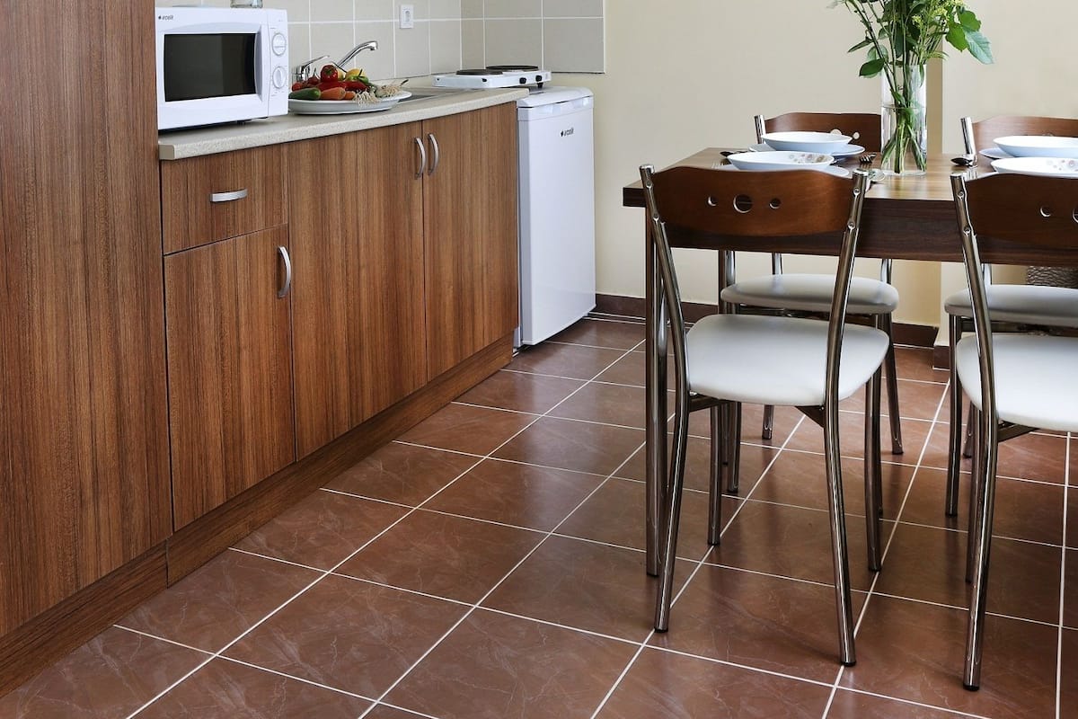 Coffee/tea maker, full-sized fridge, microwave, stovetop