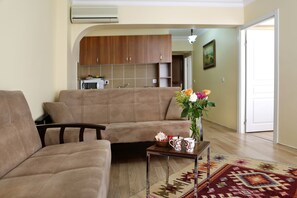 Apartamento luxo, 2 quartos (First Floor) | Área de estar | TV 82 polegadas com canais via satélite, DVD player