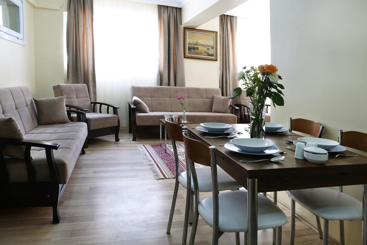 Deluxe Apartment, 2 Bedrooms, Ground Floor | Living area