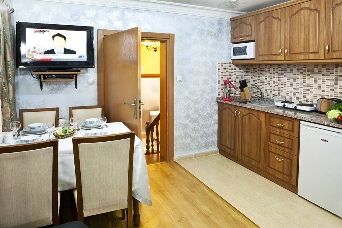 Full-sized fridge, microwave, stovetop, coffee/tea maker