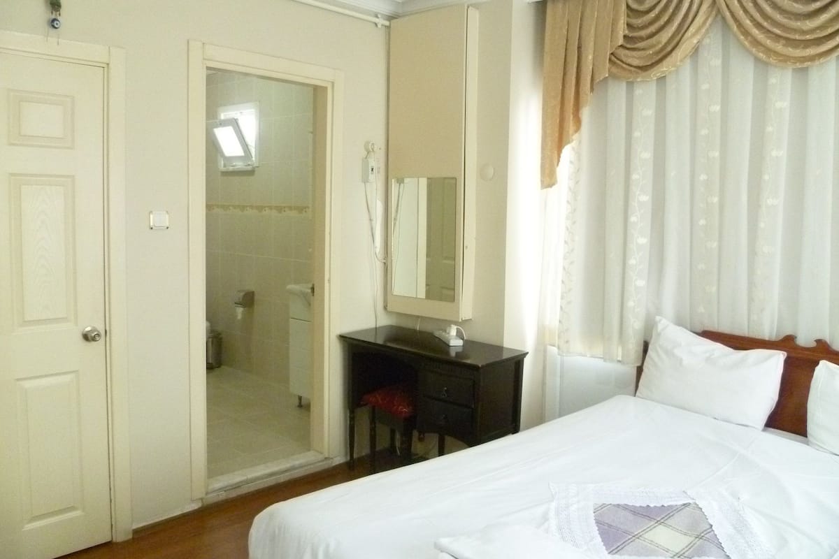 Egyptian cotton sheets, Select Comfort beds, in-room safe, desk